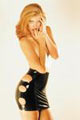 Mini jupe � trous latex